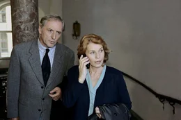 13. Auf dem Weg ins Gericht streitet sich das Ehepaar Carla (Senta Berger) und Fritz (G&uuml;nther Maria Halmer) &uuml;ber einen lang zur&uuml;ckliegenden Seitensprung.