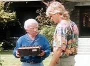 Der alte Stummfilmkomiker, Pinky Burnette (Henry Gibson, l.), will sich mit MacGyver (Richard Dean Anderson, r.) ein paar seiner alten Filme ansehen, die noch nie gezeigt wurden.