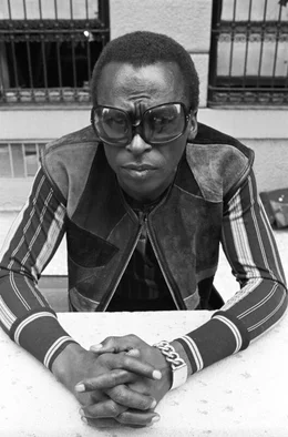 Als vision&auml;rer, innovativer und kreativer Geist lie&szlig; Miles Davis sich nie in eine Schublade stecken. Davis war eine Ikone und der Inbegriff von cool!