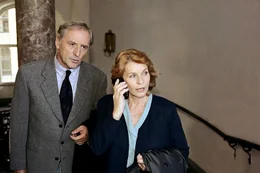 Auf dem Weg ins Gericht streitet sich das Ehepaar Carla (Senta Berger) und Fritz (G&uuml;nther Maria Halmer) &uuml;ber einen lang zur&uuml;ckliegenden Seitensprung.