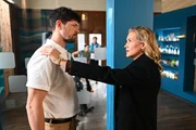 Mika (Daniel Noah) wird vom Auftauchen seiner forschen Partnerin in Crime ausgebremst. Rechts Rosalie Hermann (Verena Kringe)