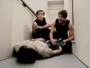 Nick (Joe Penny, l.) und Cody (Perry King, r.) haben den Kameramann Guido &uuml;berw&auml;ltigt, der die Guirilini-Expedition sabotiert hat.