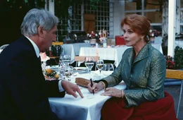 12. Auf der Hochzeitseinladung ihrer Tochter besiegeln Carla (Senta Berger) und Fritz (G&uuml;nther Maria Halmer) ihre Scheidung.