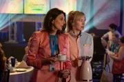 Sophie Devereaux (Gina Bellman, l.) und Parker (Beth Riesgraf)