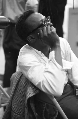 Miles Davis Werdegang war gepr&auml;gt von einem unbezwingbaren Willen, Grenzen zu sprengen und eine selbstbestimmte Existenz zu f&uuml;hren. Auch das machte ihn zum Weltstar.