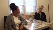 Die Freundinnen Ela (li.) und Beate wohnen noch im selben Haus. Ginge es nach Beate, k&ouml;nnte das auch ewig so bleiben, doch Ela m&ouml;chte gern zu ihrem Partner ziehen. Eine Schocknachricht f&uuml;r ihre Freundin..