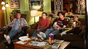 Szene aus THE MIDDLE ("Thanksgiving VII") mit Neil Flynn, Atticus Shaffer, Charlie McDermott und Eden Sher.