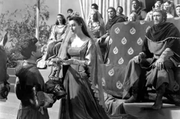 Sir Lancelots (Robert Taylor, li.) leidenschaftlicher Kniefall vor der K&ouml;nigin (Ava Gardner, re.) erregt die Aufmerksamkeit des Hofes.