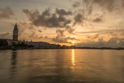 Sonnenaufgang &uuml;ber dem gro&szlig;en "Canale della Giudecca" mit Venedigs Wahrzeichen Markusturm, Markusdom, Nationale Markusbibliothek und Dogenpalast am Nordufer.