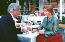 Auf der Hochzeitseinladung ihrer Tochter besiegeln Carla (Senta Berger) und Fritz (G&uuml;nther Maria Halmer) ihre Scheidung.
