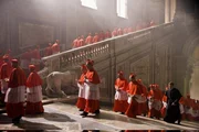 Camerlengo Patrick McKenna (Ewan McGregor, vorne r.)