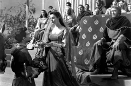Sir Lancelots (Robert Taylor, li.) leidenschaftlicher Kniefall vor der K&ouml;nigin (Ava Gardner, Mi.) erregt die Aufmerksamkeit des Hofes.