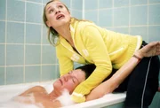 Nick (Solveig August, oben) findet die halb ertrunkene Walter (Katy Karrenbauer) in der Badewanne und rettet sie. Doch als pl&ouml;tzlich die Frauen dazu kommen, halten sie Nick f&uuml;r die T&auml;terin...