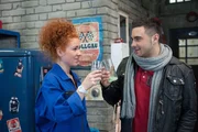 Joe (Sarah Hannemann) wirft ihre Vors&auml;tze, ihre Gef&uuml;hle f&uuml;r Easy (Lars Steinh&ouml;fel) zu verdr&auml;ngen &uuml;ber Bord, als Easy spontan vorschl&auml;gt, das Geschenk ihres Opas - einen alten Absinth - zu testen.