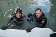 v.li.: Presenter Michael Scott und Kameramann Mike vor der Erkundung der Kan&auml;le Venedigs unter der Wasseroberfl&auml;che.