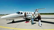 Im Privatjet geht es für Davina und Shania zur Tuning Messe nach Friedrichshafen, wo sie ihre Eltern vertreten müssen. Im Privatjet geht es für Davina und Shania zur Tuning Messe nach Friedrichshafen, wo sie ihre Eltern vertreten müssen.