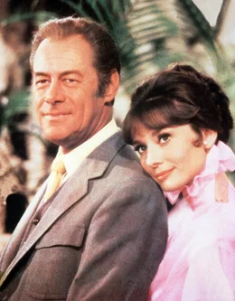 Henry Higgins (Rex Harrison) hat das ungebildete Blumenm&auml;dchen Eliza Doolittle (Audrey Hepburn) unter seine Fittiche genommen.