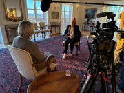 Katrin Eigendorf (r.) im Interview mit der isländischen Präsidentin Halla Tómasdóttir (l.) in Bessastaðir in Island. Katrin Eigendorf (r.) im Interview mit der isländischen Präsidentin Halla Tómasdóttir (l.) in Bessastaðir in Island.