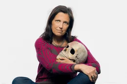 Claudia Pi&ntilde;eiros Roman &bdquo;Die Donnerstagswitwen&ldquo; spielt in der Wirtschaftskrise 2001 in Argentinien. Er thematisiert die Wohlstandsgesellschaft und die Krise des Kapitalismus. Ihre Geschichten spielen immer innerhalb der Mauern exklusiver Wohnanlagen.