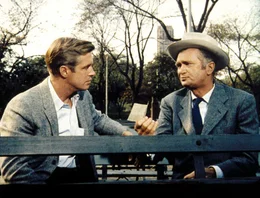 Paul (George Peppard) erf&auml;hrt vom Tierarzt Doc Golightly (Buddy Ebsen) einiges &uuml;ber die Vergangenheit seiner Freundin.