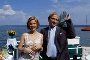 3. Zur Verbl&uuml;ffung seiner Geburtstagsg&auml;ste er&ouml;ffnet der Sch&ouml;nheitschirurg Toni Goldhofer (Karl Kranzkowski), dass er sich von seiner Frau Liane (Nele Mueller-St&ouml;fen) scheiden lassen will.