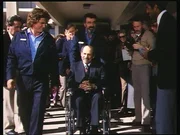 Nach seiner Herztransplantation pr&auml;sentieren Jonathan (Michael Landon, l.) und Mark (Victor French, M.) ihren Sch&uuml;tzling Everett Soloman (Herschel Bernardi, vorne M.) der &Ouml;ffentlichkeit.