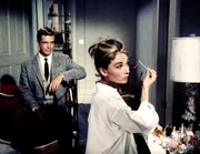 Paul (George Peppard) und Holly (Audrey Hepburn) machen sich fein f&uuml;r die Party.