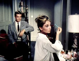 Paul (George Peppard) und Holly (Audrey Hepburn) machen sich fein f&uuml;r die Party.