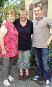 Elle (67, li.), Tochter Heike und Trödelprofi Otto Schulte wollen Ordnung in das Chaos bringen, das Ellens Mann Ede hinterlassen hat. Elle (67, li.), Tochter Heike und Trödelprofi Otto Schulte wollen Ordnung in das Chaos bringen, das Ellens Mann Ede hinterlassen hat.
