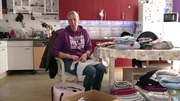 Katrin sortiert Kinderkleidung, um sie dann weiterzugeben