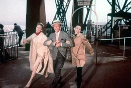 v.l.: Maggie (Kay Thompson), Dick Avery (Fred Astaire) und Jo Stockton (Audrey Hepburn) machen ihren ersten Paris-Ausflug getrennt, treffen sich dann aber doch: Und das nat&uuml;rlich auf dem Eiffelturm!