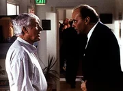 Dr. Mark Sloan (Dick Van Dyke, l.) unterh&auml;lt sich mit dem Leichenbeschauer Dr. Alvin Blank (Kurt Fuller, r.) &uuml;ber eine grausame Serie von Ritualmorden an Frauen. Kommt er mit dessen Hilfe auf die Spur des eiskalten Killers?
