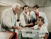 Der Tiefseeforscher Angelo Guirilini (Cesar Romero, l.) und seine Tochter Giovanna wissen noch nicht, wer ihre Expedition sabotiert. Doch die Detektive Nick (Joe Penny, 2.v.l.) und Murray (Thom Bray) haben bereits eine hei&szlig;e Spur.