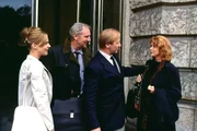 Nach dem Scheidungstermin scheinen alle gl&uuml;cklich: sowohl die frisch geschiedenen Liane (Nele Mueller-St&ouml;fen, links) und Toni (Karl Kranzkowski, 2. von rechts), als die noch verheirateten Carla (Senta Berger, ganz rechts) und Fritz (G&uuml;nther Maria Halmer, 2. von links).