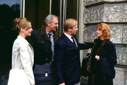 Nach dem Scheidungstermin scheinen alle gl&uuml;cklich: sowohl die frisch geschiedenen Liane (Nele Mueller-St&ouml;fen, links) und Toni (Karl Kranzkowski, 2. von rechts), als die noch verheirateten Carla (Senta Berger, ganz rechts) und Fritz (G&uuml;nther Maria Halmer, 2. von links).