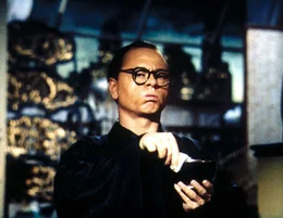 Mr. Yunioshi (Mickey Rooney) ist &uuml;ber die lauten Feste seiner Nachbarin nicht begeistert.