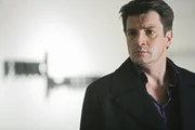Nachdem ein Galeriebesitzer ermordet aufgefunden wurde, trifft auch der Krimibuchautor Richard Castle (Nathan Fillion) am Tatort ein.
