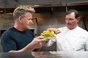 Gordon Ramsay (l.)
