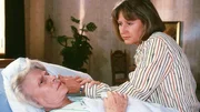 Elisabeth (Hannelore Minkus, lieg.) leidet unter unertr&auml;glichen Schmerzen und verlangt von ihrer Tochter Jutta (Claudia Loerding), ihr Sterbehilfe zu leisten...