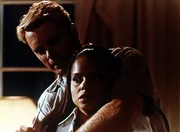 Michael Dern (John Schneider, l.) hat Amanda (Victoria Rowell, r.) in seine Gewalt gebracht und droht damit, sie umzubringen. Kann sie dem Killer noch entkommen?