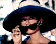 Holly Golightly (Audrey Hepburn) nimmt das Leben leicht.