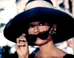 Holly Golightly (Audrey Hepburn) nimmt das Leben leicht.