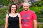 Hinter den Hecken Durchbl&uuml;her-Garten in Flums-Hochwiese SG Staffel 5 Folge 3 Esther Tr&uuml;mpi und Roger Holdener in ihrem Durchbl&uuml;her-Garten 2022