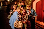 Toni (Diana Amft, Mitte) feiert Junggesellinnenabschied mit ihrer Mutter Heidi (Margarita Broich, Mitte vorne) und ihren Freundinnen Maris (Fabienne Hesse, re.), Charlie (Muriel Leonie Graf, vorne li.) und Andi (Nagmeh Alaei, hinten li.). Toni (Diana Amft, Mitte) feiert Junggesellinnenabschied mit ihrer Mutter Heidi (Margarita Broich, Mitte vorne) und ihren Freundinnen Maris (Fabienne Hesse, re.), Charlie (Muriel Leonie Graf, vorne li.) und Andi (Nagmeh Alaei, hinten li.).