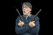 Luis Sep&uacute;lveda ist ein chilenischer Schriftsteller. Als Opfer des Milit&auml;rputsches wurde er unter dem Pinochet-Regime inhaftiert. Er floh sp&auml;ter ins Exil und lebte lange Zeit in Hamburg. Seine Romanfiguren spiegeln sein eigenes turbulentes Leben wider.