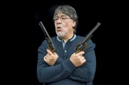 Luis Sep&uacute;lveda ist ein chilenischer Schriftsteller. Als Opfer des Milit&auml;rputsches wurde er unter dem Pinochet-Regime inhaftiert. Er floh sp&auml;ter ins Exil und lebte lange Zeit in Hamburg. Seine Romanfiguren spiegeln sein eigenes turbulentes Leben wider.