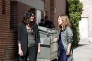 Jane Rizzoli (Angie Harmon, l.) und Maura Isles (Sasha Alexander) spekulieren &uuml;ber den Tod eines 15-j&auml;hrigen Sch&uuml;lers. Sie vermuten, dass dieser bei einem Exorzismus-Ritual ums Leben kam.