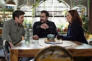 Anna (Marie Zielcke) und Paco (Milos Vukovic, l.) hoffen, Baris (Metehan Demir&ouml;z) mit ihrer Bitte erreicht zu haben.