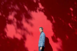 F&uuml;r den peruanischen Schriftsteller Santiago Roncagliolo wurde die &bdquo;Novela negra&ldquo; zum Sozialroman, denn sie enth&uuml;lle Dinge, die ein Land verhehlen wolle. B&uuml;cher aus diesem Genre informieren &uuml;ber die Zust&auml;nde in einem Land.