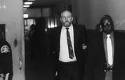 Richard Kuklinski, bekannt als The Iceman, wird in das Bezirksgericht von Bergen geführt. Kuklinski, der wegen sechs Morden angeklagt ist, erschien vor Gericht, nachdem er am vorherigen Wochenende Nierensteine gehabt hatte.. Richard Kuklinski, bekannt als The Iceman, wird in das Bezirksgericht von Bergen geführt. Kuklinski, der wegen sechs Morden angeklagt ist, erschien vor Gericht, nachdem er am vorherigen Wochenende Nierensteine gehabt hatte..